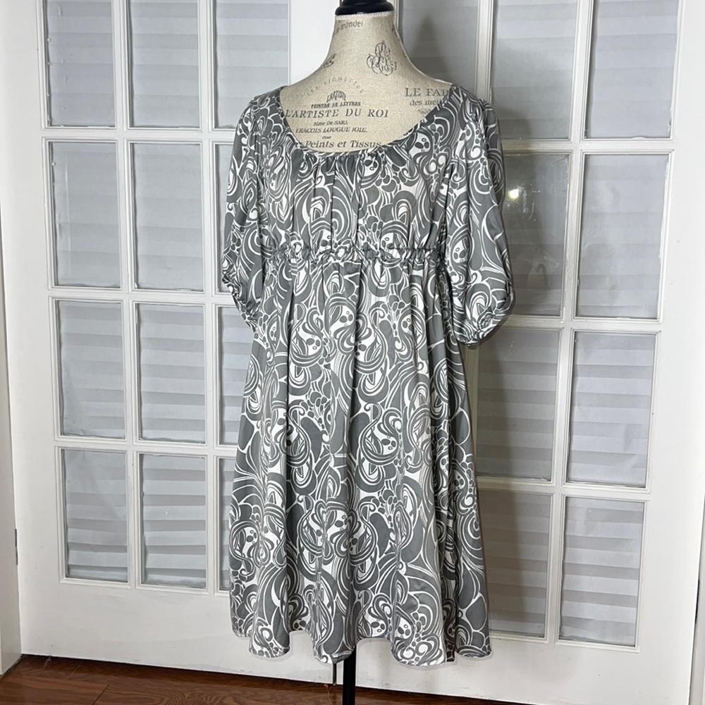 H & M WOMENS GRAY / WHITE SWIRL PUFF SLEEVE SILKY FREE DRESS SZ 14